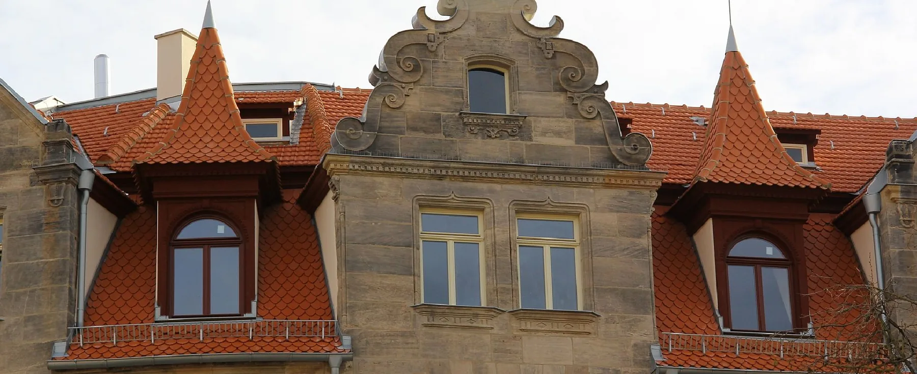 Aufwendig saniertes historisches Steildach mit Biberschwanz-Ziegeln, Zierdach und Sandsteingiebel — Referenz Preissinger GmbH Nürnberg