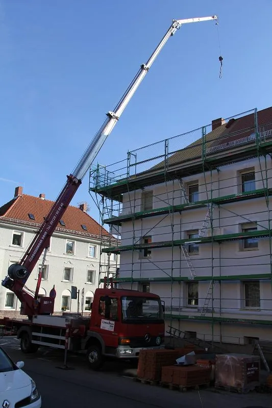 Steildach — Nürnberg: Materialtransport per Autokran, Ziegel-Neueindeckung