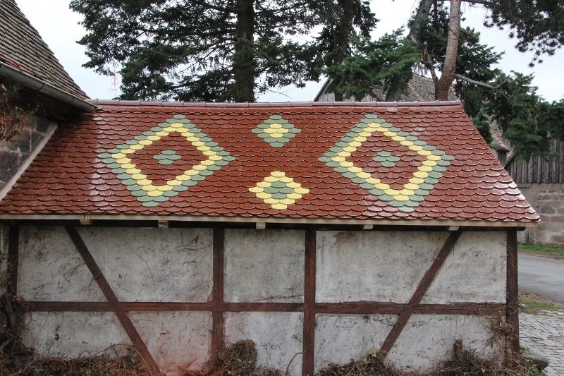 Denkmal — Fachwerkscheune: Ornament-Biberschwanz mit Farbmuster